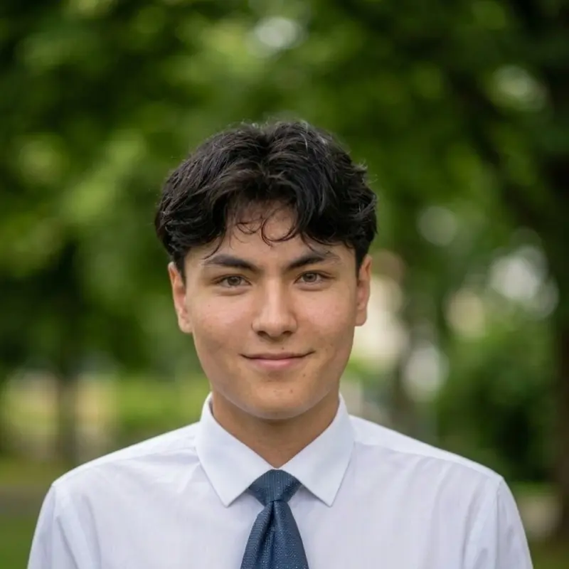 Picture of Leander Guo, 17-year-old frontend developer and medical writer from Hannover, Germany
